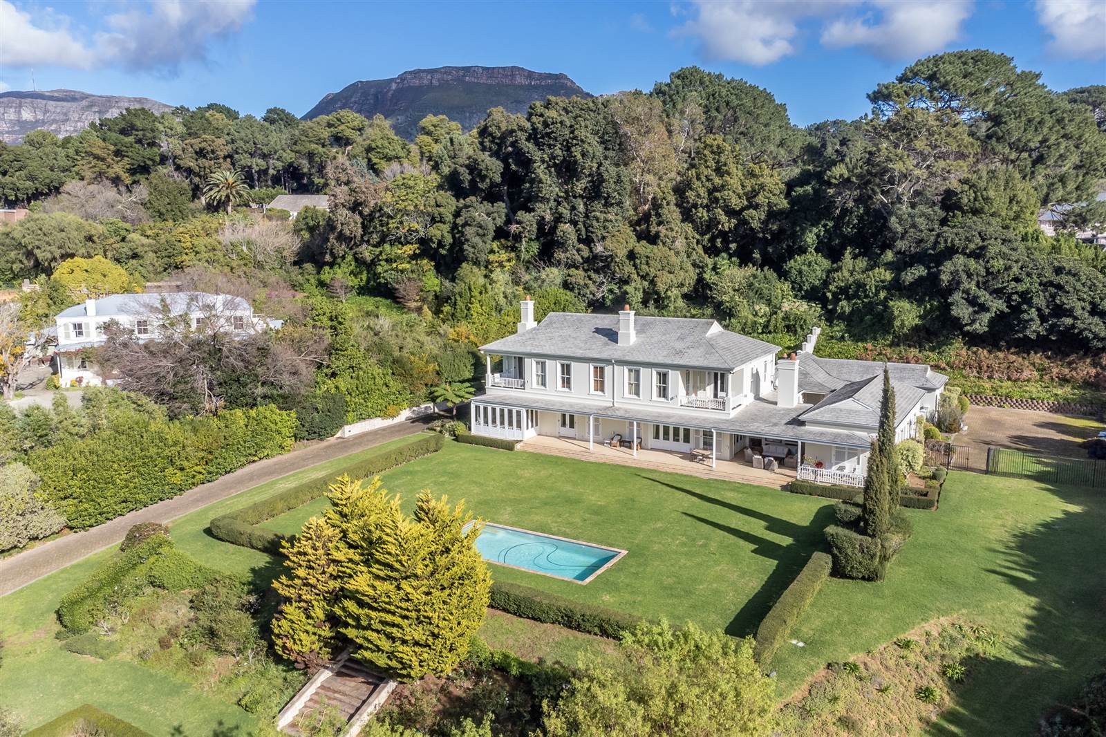 6 Bed House in Constantia photo number 1