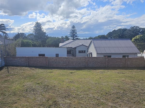 1 012 m² Land