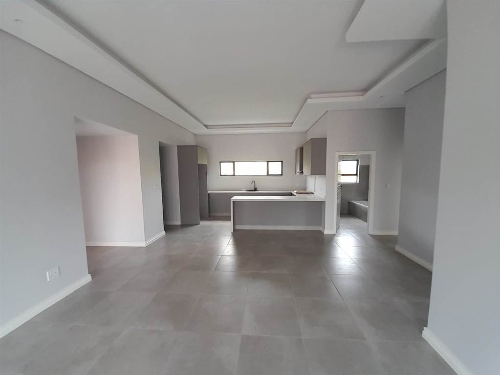 3 Bed Simplex in Palm Lakes Estate photo number 4