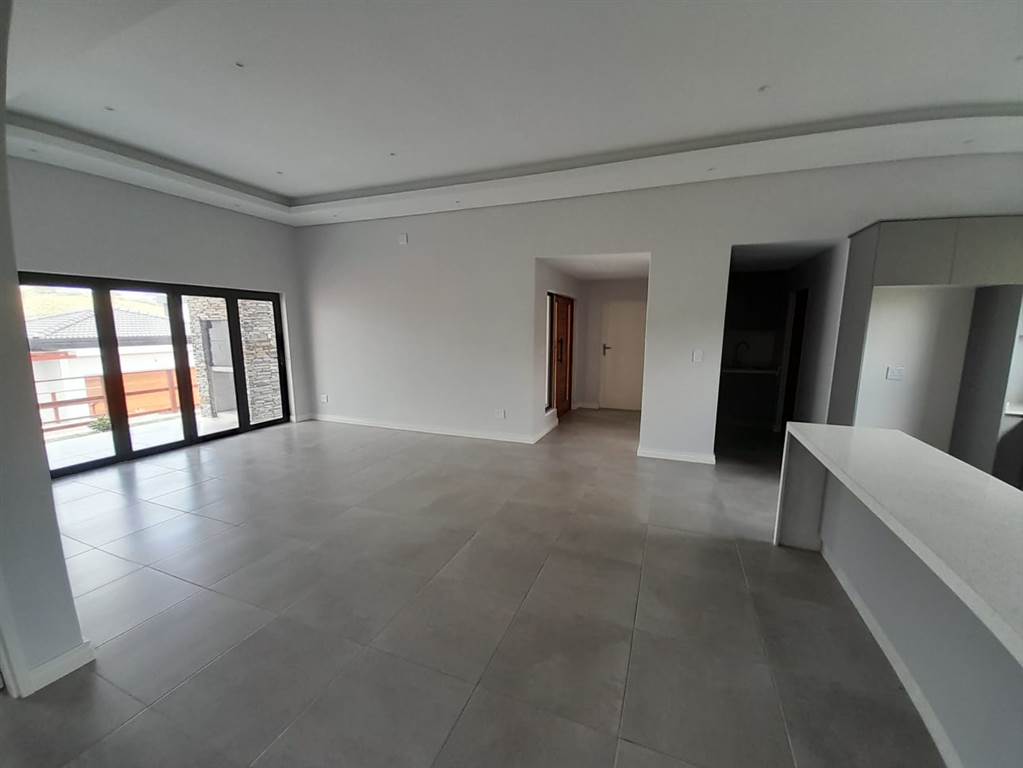 3 Bed Simplex in Palm Lakes Estate photo number 6