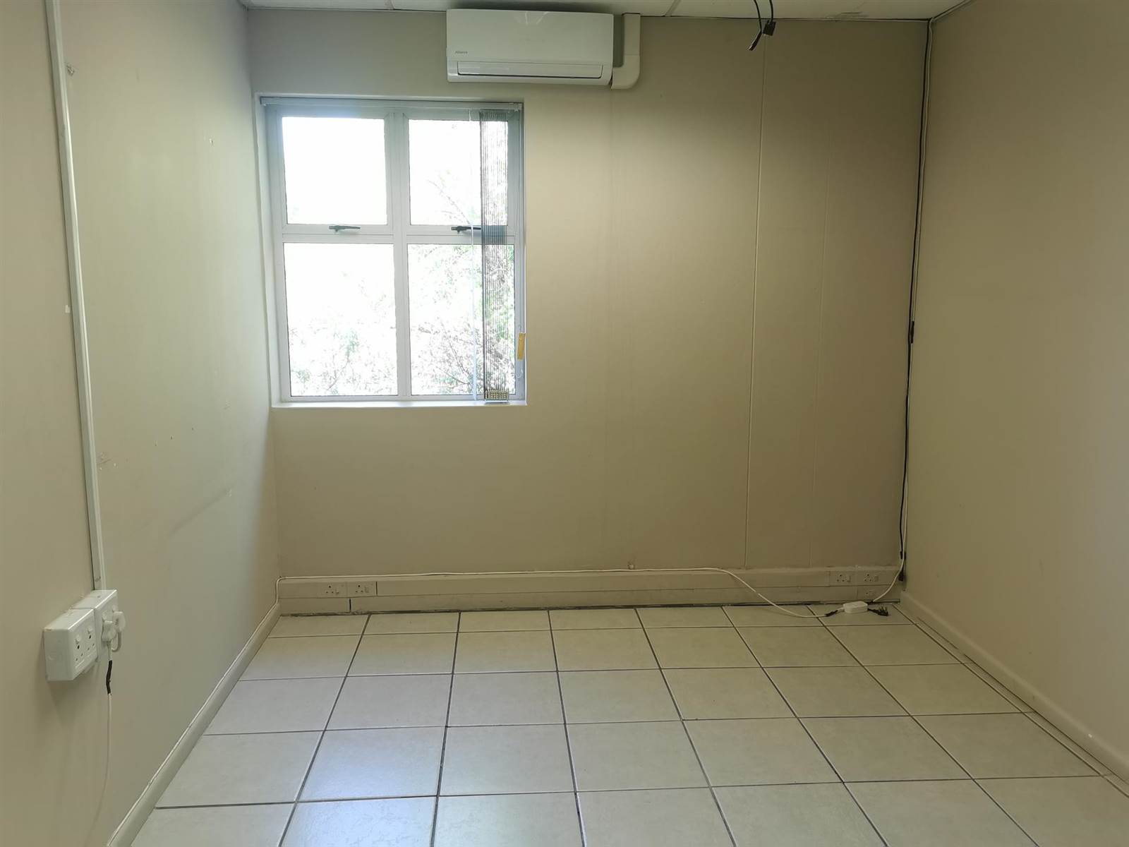 160  m² Commercial space in Durbanville photo number 11