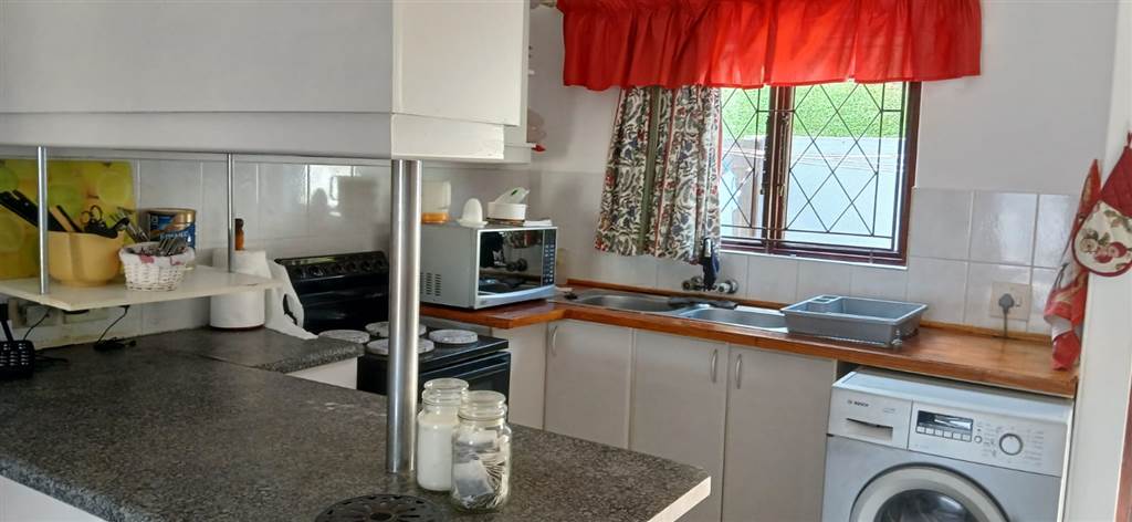 2 Bed Apartment in The Wolds photo number 9