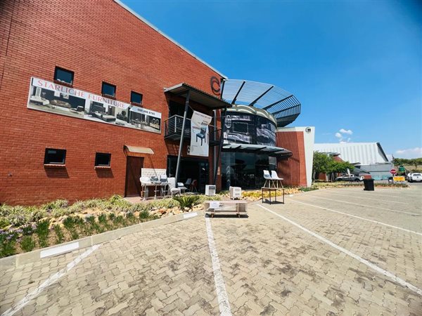 883  m² Commercial space