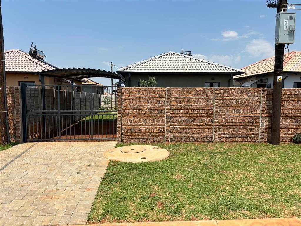 2 Bed House in Protea Glen photo number 11