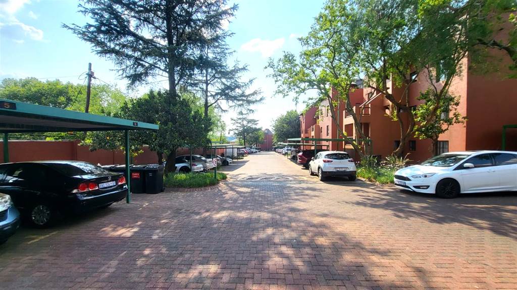 2 Bed Apartment in Sunninghill photo number 27