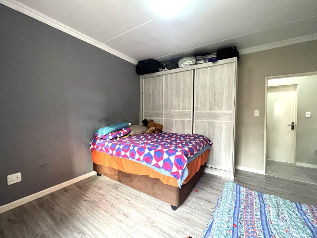 2 Bed Apartment in Broadacres photo number 9