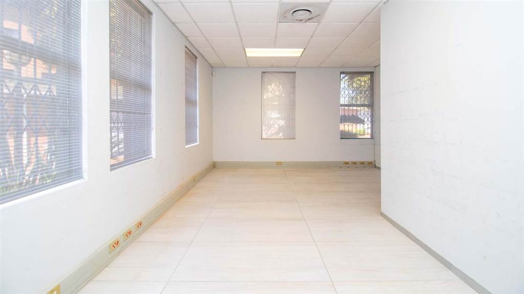 374  m² Office Space in New Town Centre photo number 17