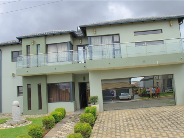 4 Bedroom House 4 Bedroom House