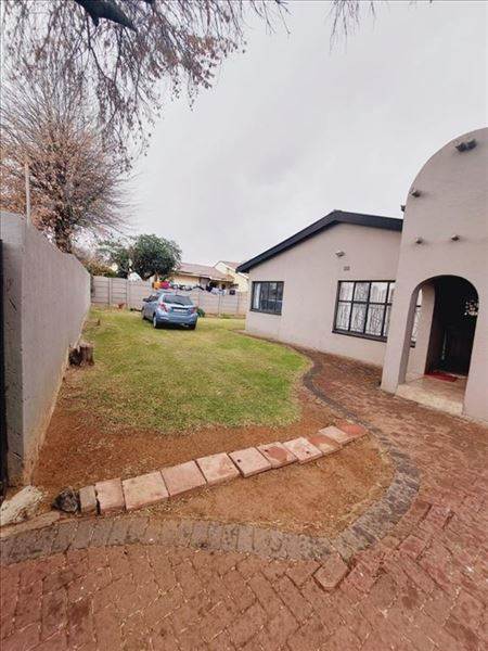 3 Bed House in Kempton Park West photo number 2