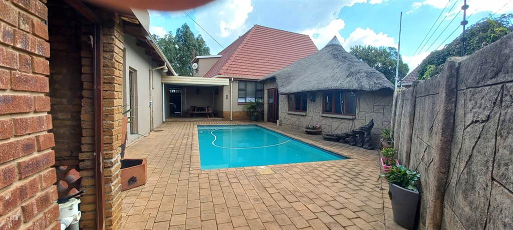 5 Bed House in Brenthurst photo number 8