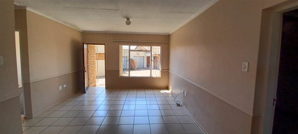 2 Bed Townhouse in Secunda photo number 17