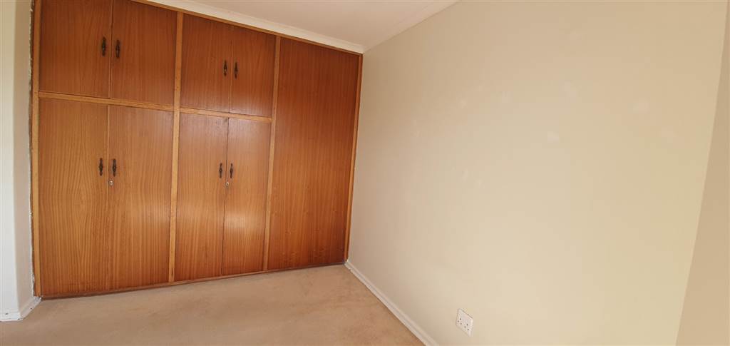 2 Bed Townhouse in Cotswold photo number 8