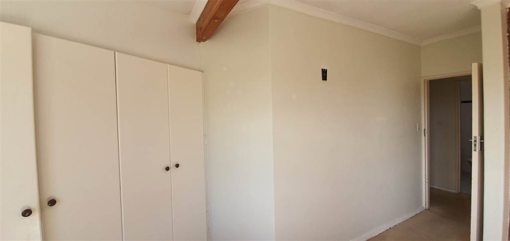 2 Bed Townhouse in Cotswold photo number 9