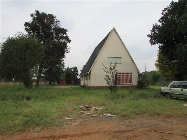 240  m² Commercial space in Daggafontein