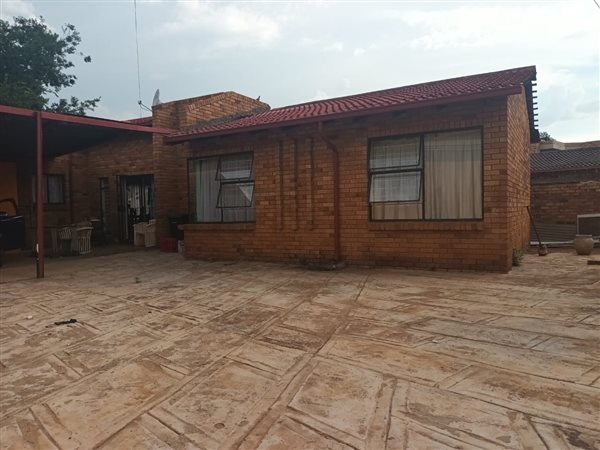 3 Bed House in Spruit View
