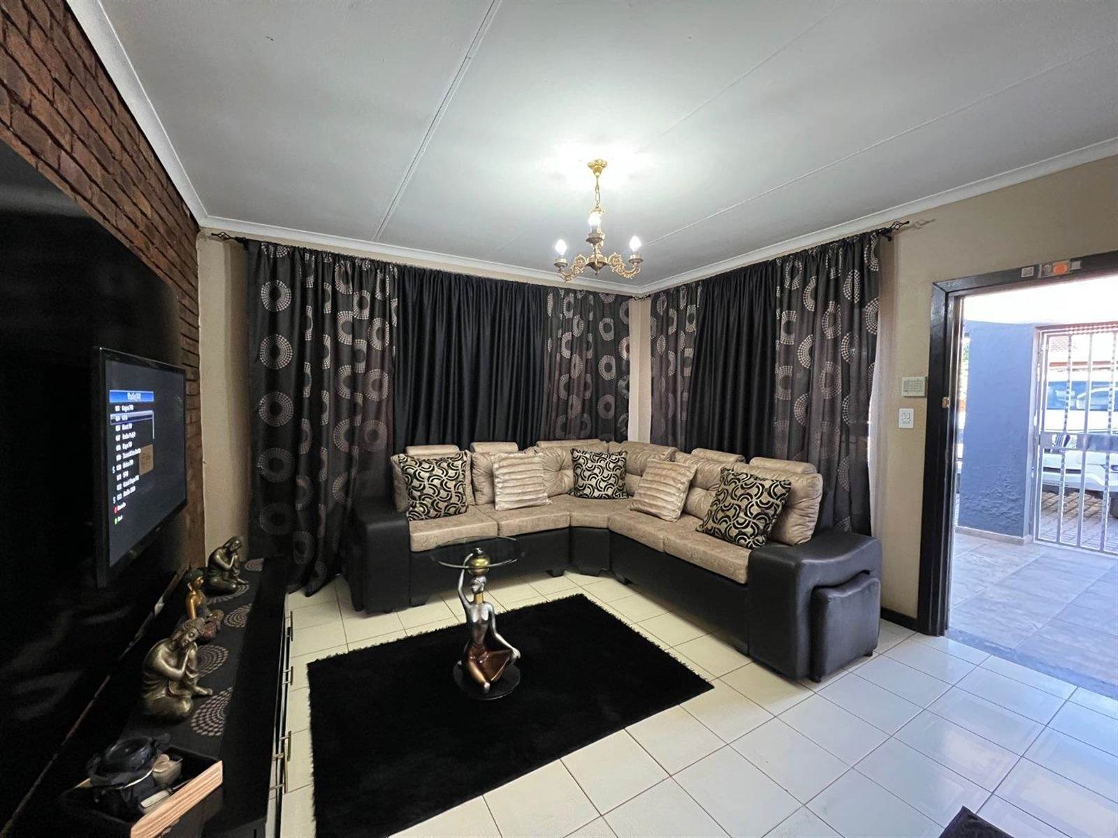 3 Bed House in Lenasia South photo number 5