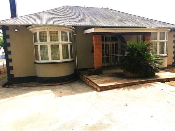 11 Bed House in Krugersdorp Central