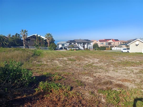 1100 m² Land available in Outeniqua Strand