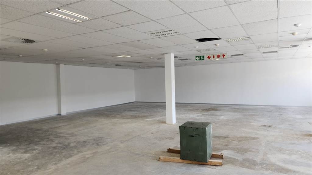 781  m² Commercial space in Die Hoewes photo number 8