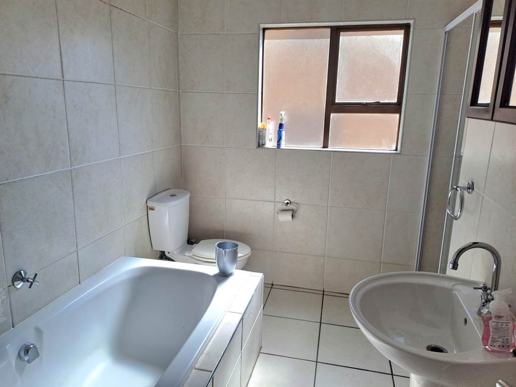3 Bed Apartment in Sunninghill photo number 13