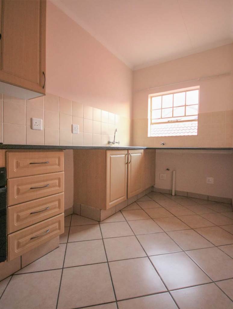 3 Bed Apartment in Hazeldean (Silverlakes Surroundings) photo number 4