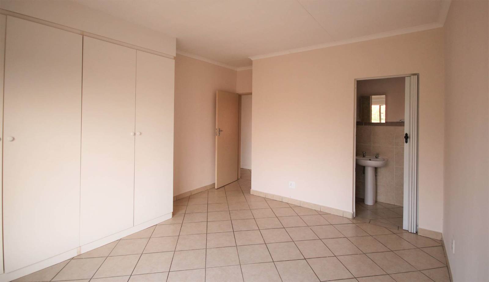 3 Bed Apartment in Hazeldean (Silverlakes Surroundings) photo number 9