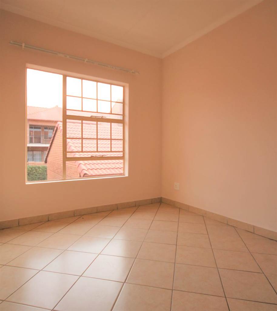 3 Bed Apartment in Hazeldean (Silverlakes Surroundings) photo number 16