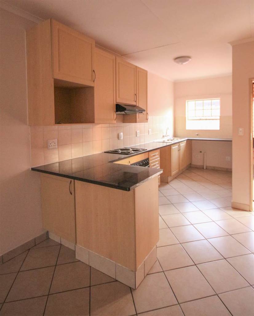 3 Bed Apartment in Hazeldean (Silverlakes Surroundings) photo number 3