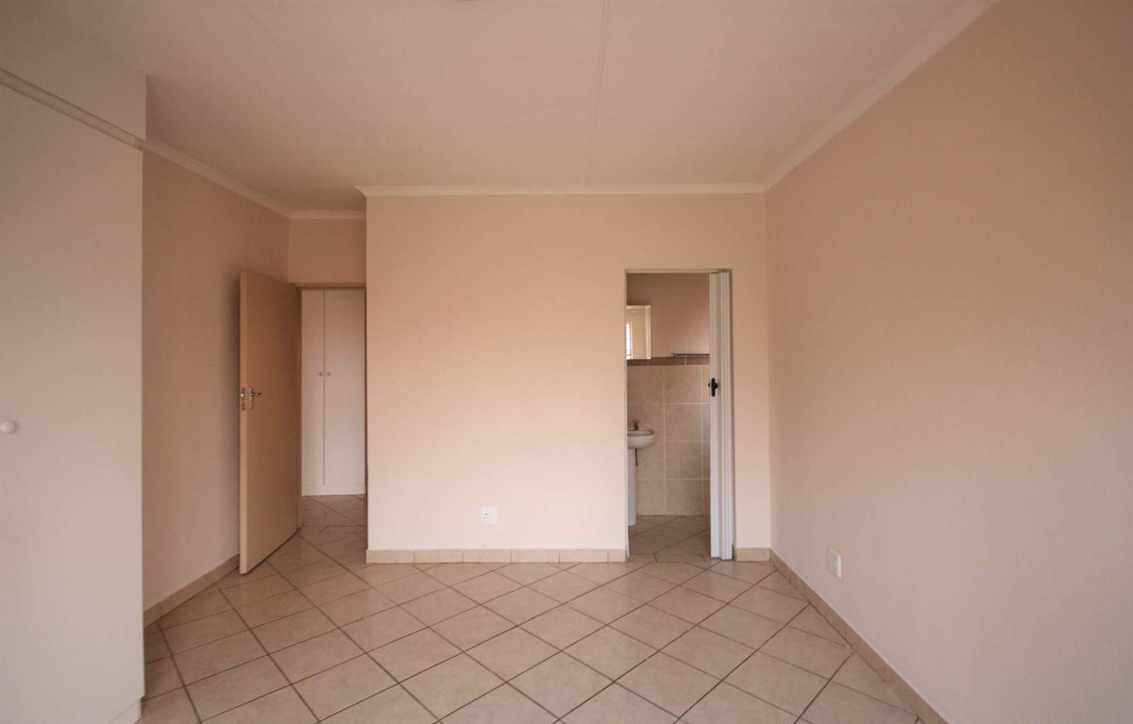 3 Bed Apartment in Hazeldean (Silverlakes Surroundings) photo number 10