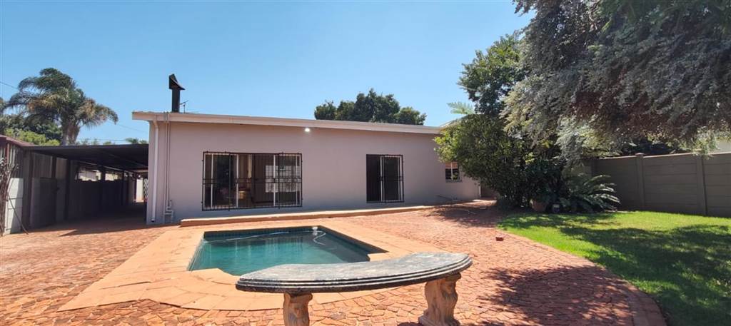 4 Bed House in Krugersdorp North photo number 30