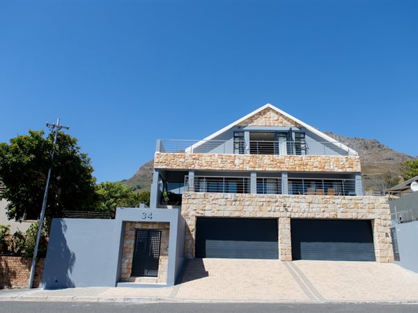 6 Bed House in Walmer Estate