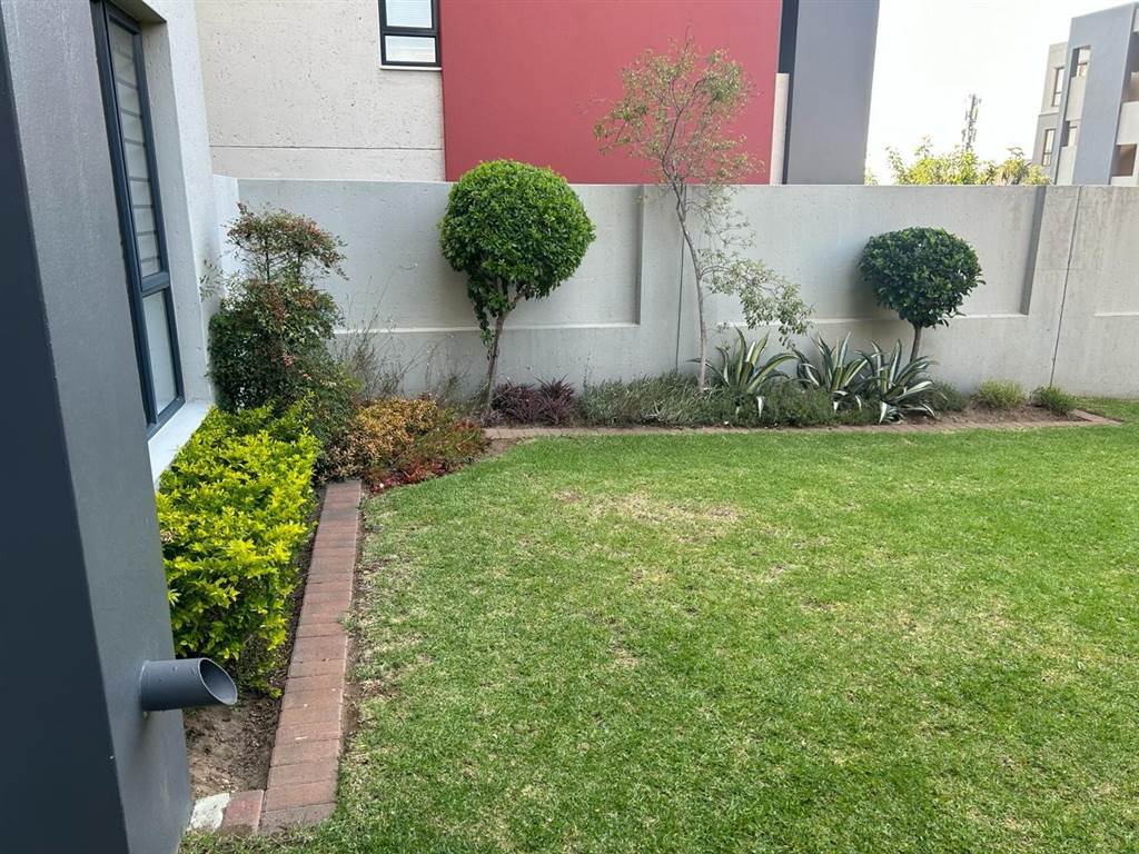 2 Bed Apartment in Fourways photo number 25