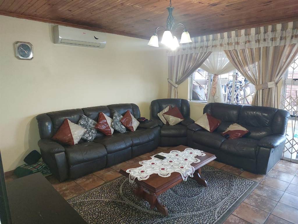 3 Bed House in KwaMashu photo number 5