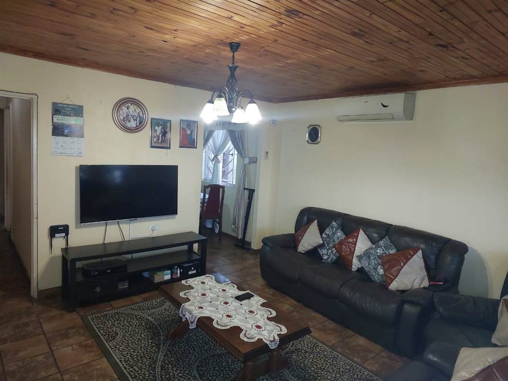 3 Bed House in KwaMashu photo number 6