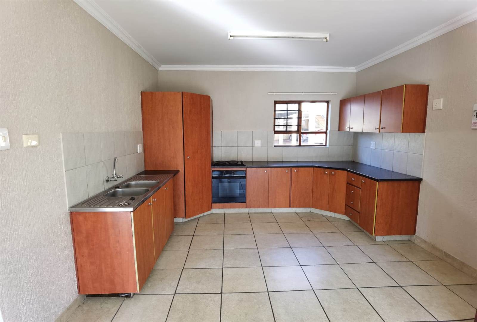 2 Bed House in Sonheuwel photo number 3