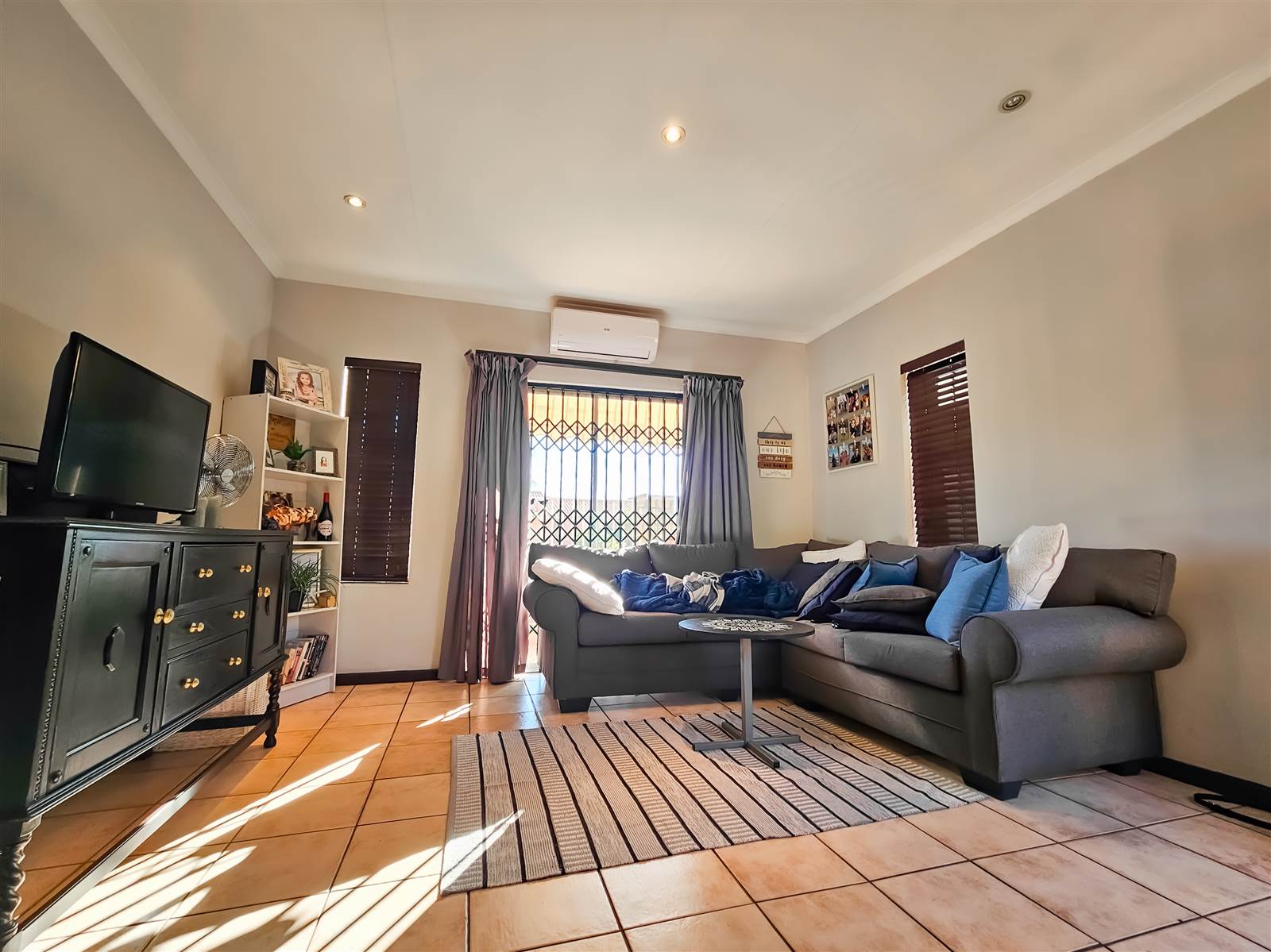 2 Bed Apartment in Garsfontein photo number 6