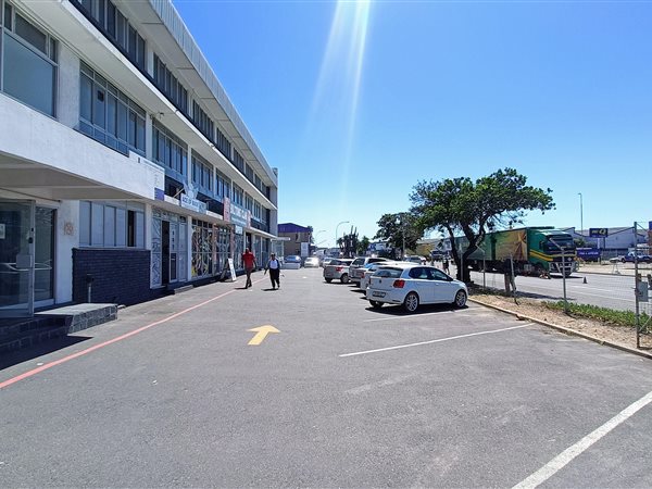 142  m² Commercial space