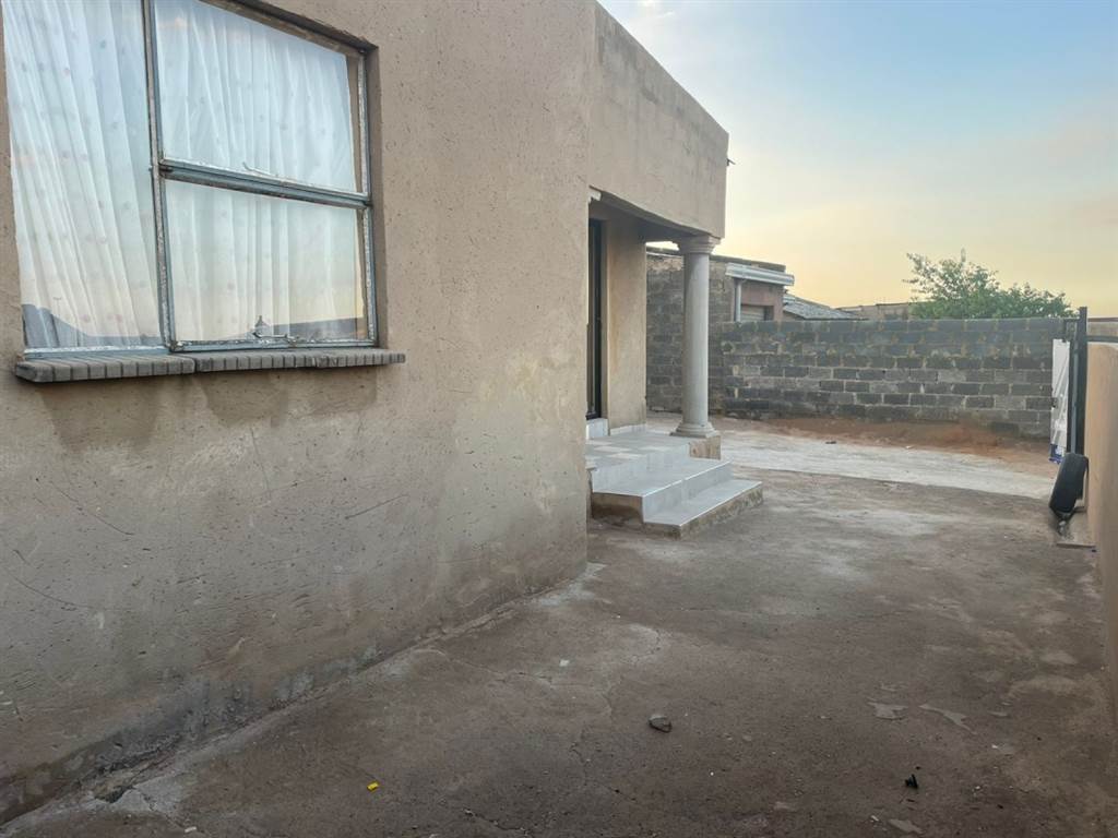 2 Bed House in Tembisa photo number 4