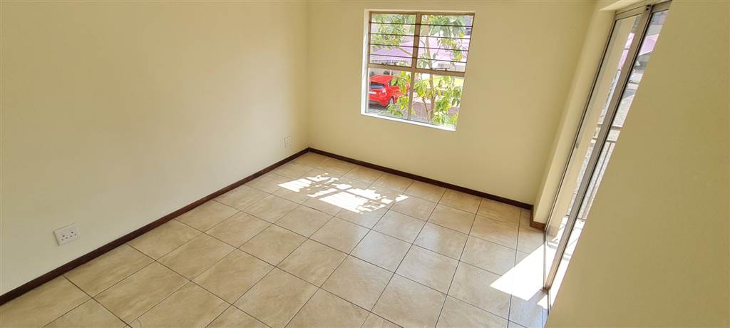 2 Bed Apartment in Sundowner photo number 8