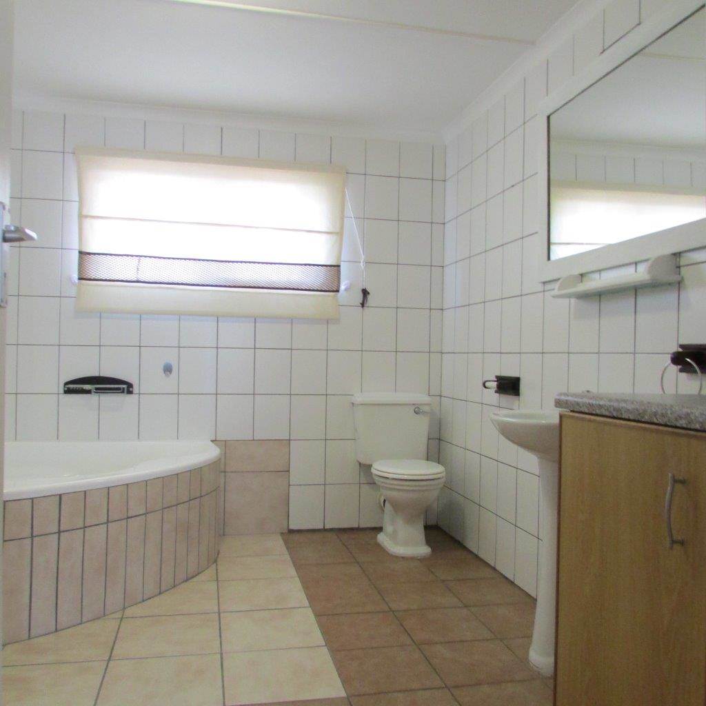 4 Bed House in Port Nolloth photo number 26