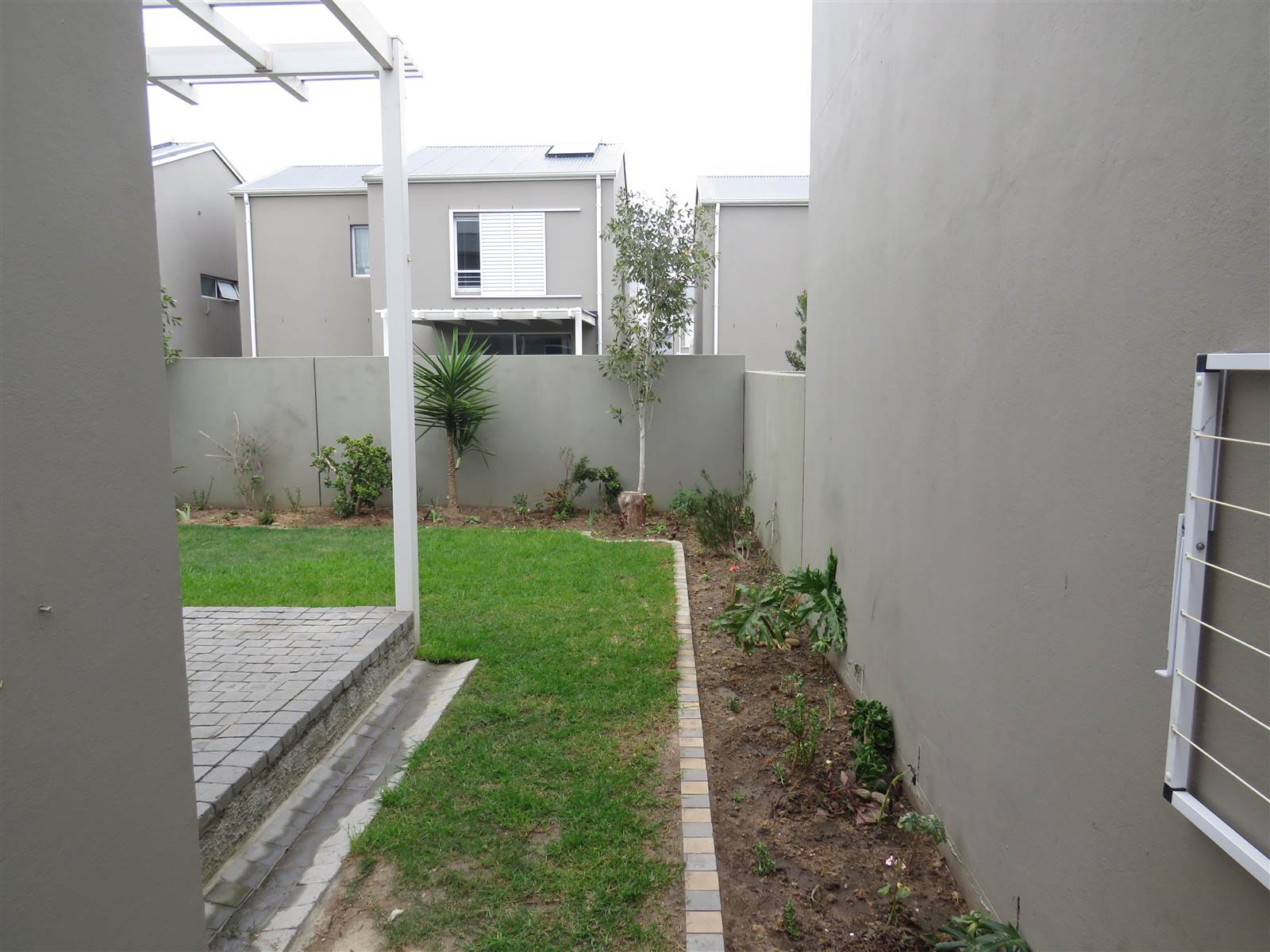 3 Bed Townhouse in Somerset Lakes photo number 3