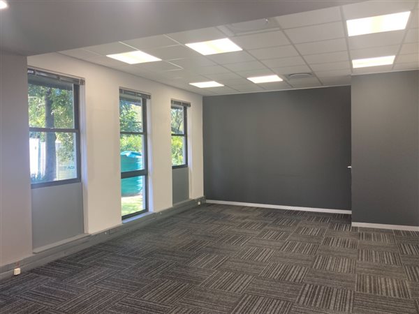 144  m² Commercial space in Hyde Park