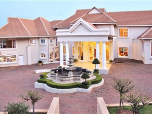 9 Bed House in Mooikloof Equestrian Estate