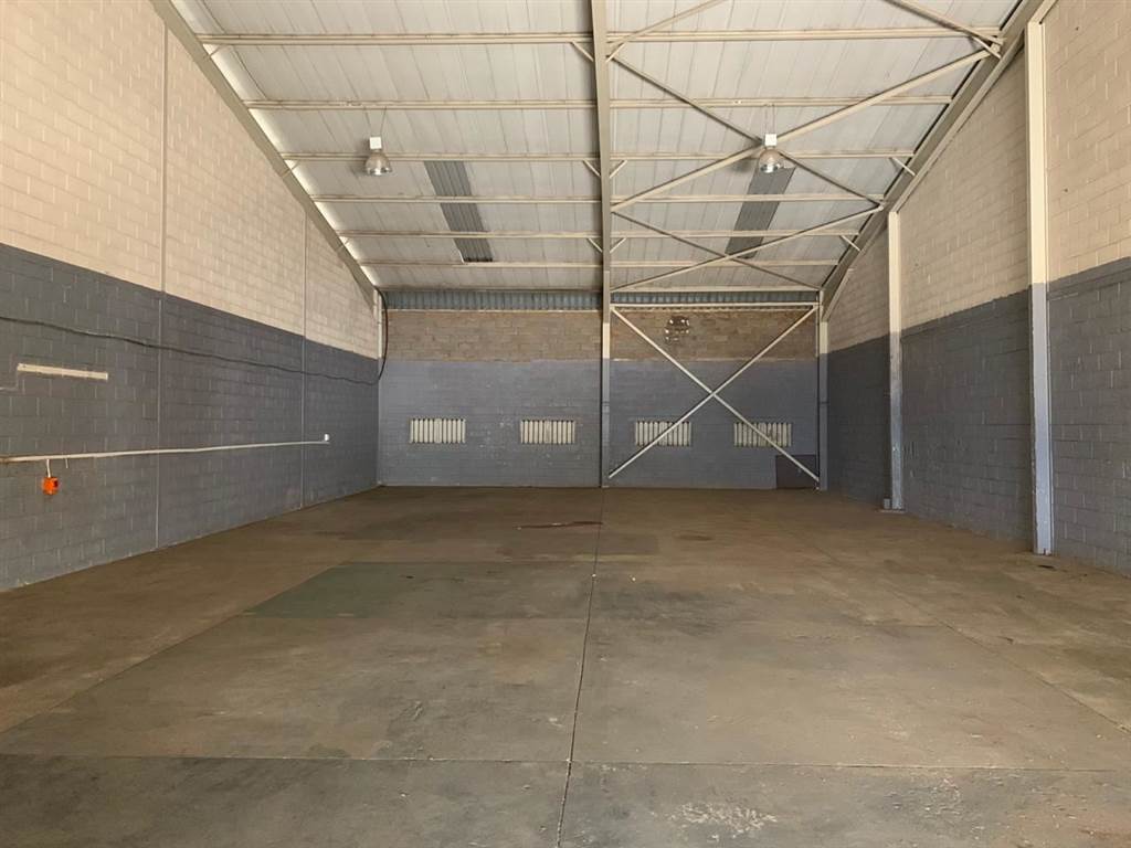 374  m² Industrial space in Mkondeni photo number 2