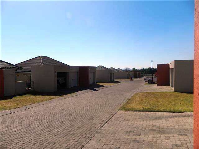3 Bed Townhouse in Highveld Park photo number 3
