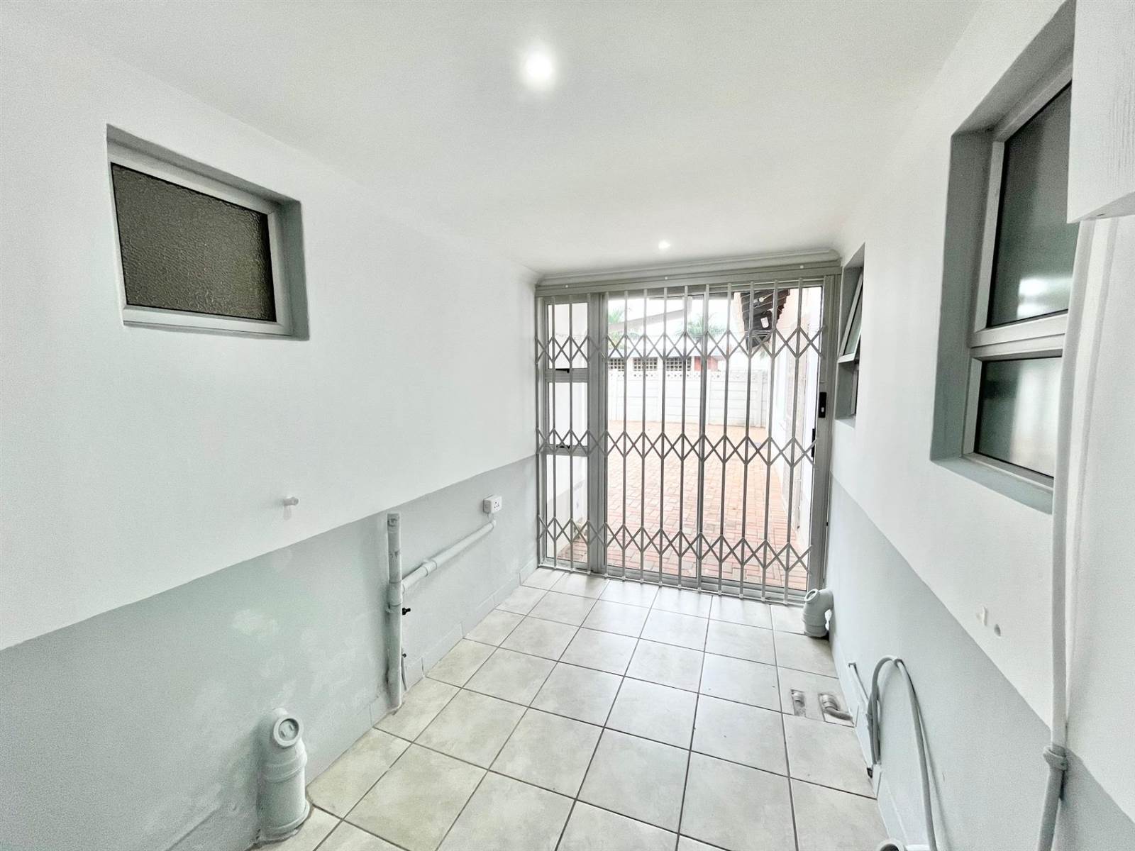 2 Bed Apartment in Durban North photo number 5