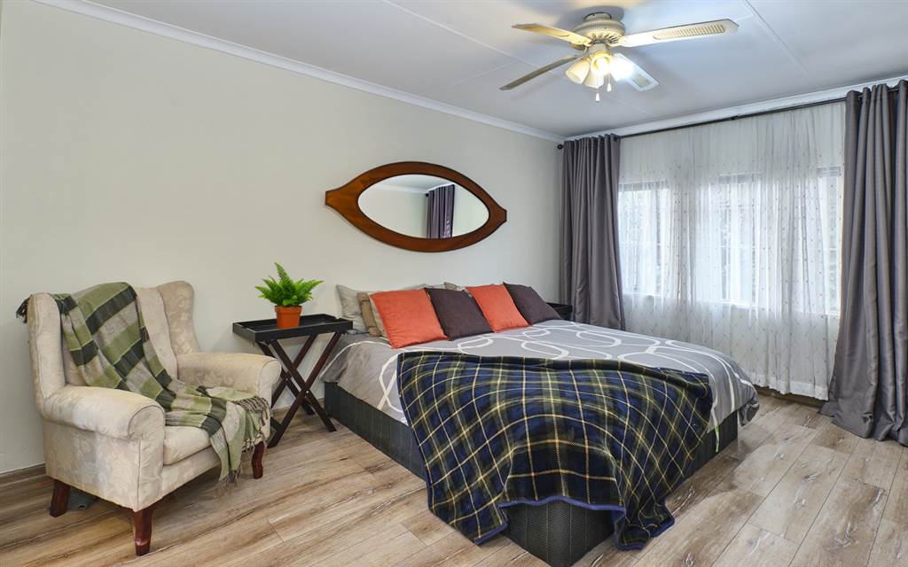 4 Bed Townhouse in Randpark Ridge photo number 11