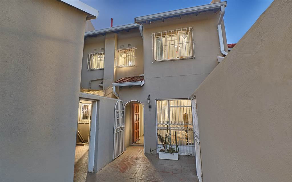 4 Bed Townhouse in Randpark Ridge photo number 19