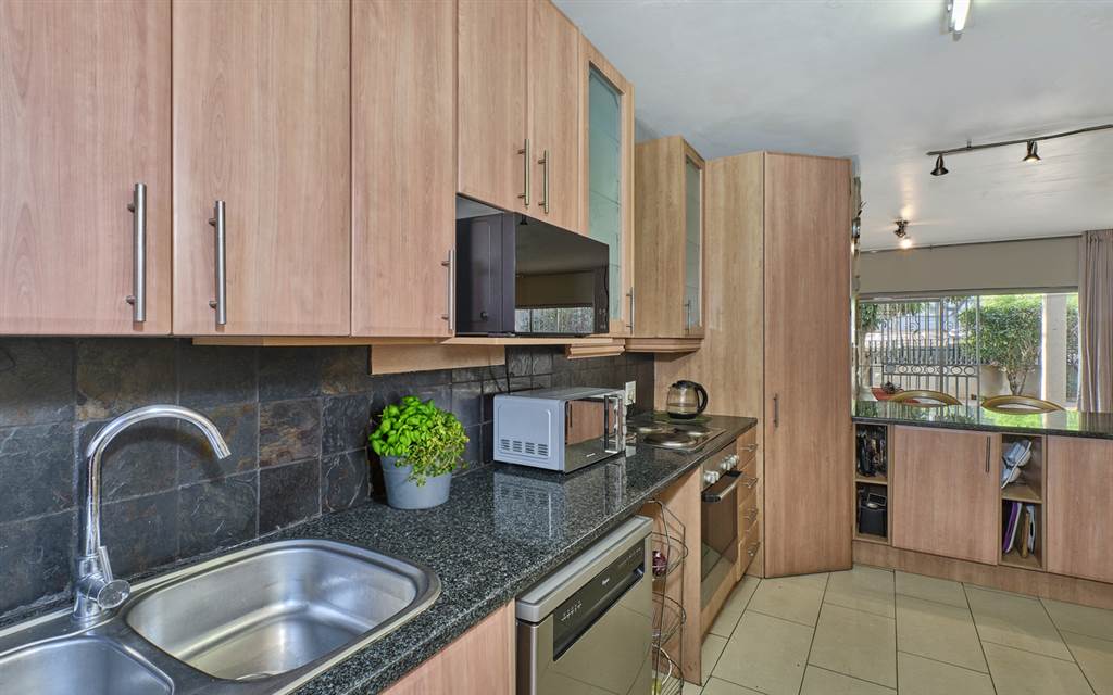4 Bed Townhouse in Randpark Ridge photo number 2