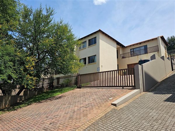 4 Bed House in Roodekrans